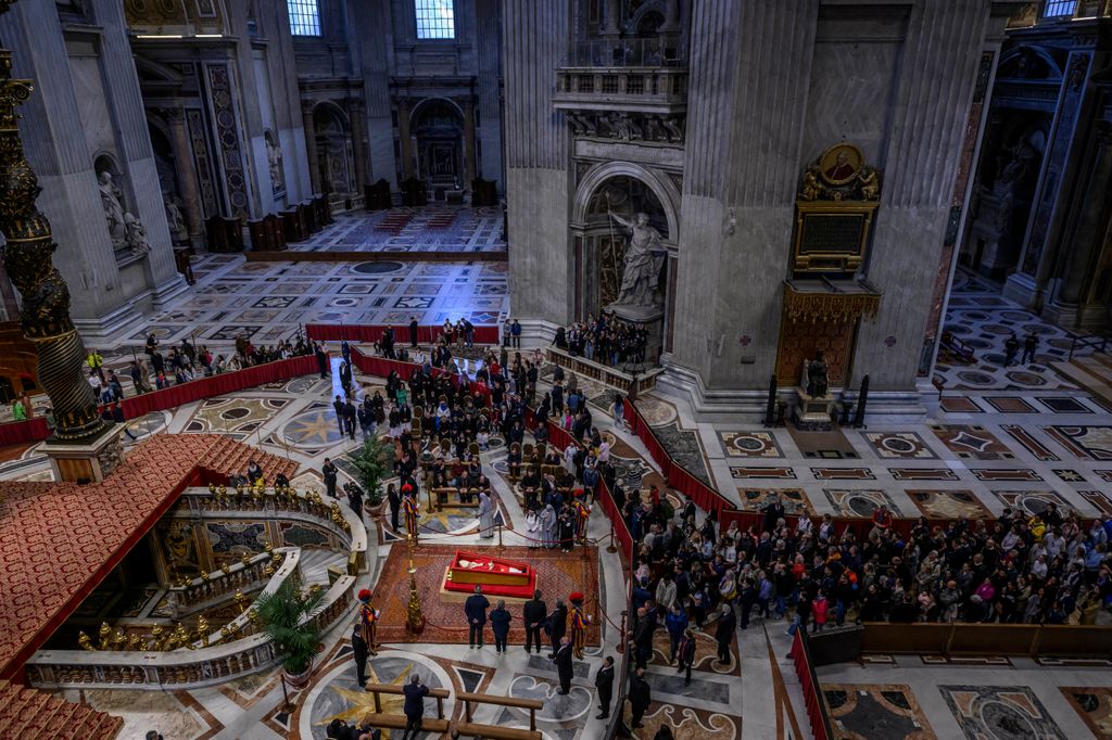 Los restos del Papa Francisco permanecerán en la Basílica de San Pedro hasta el viernes por la noche, para dar paso a su funeral 