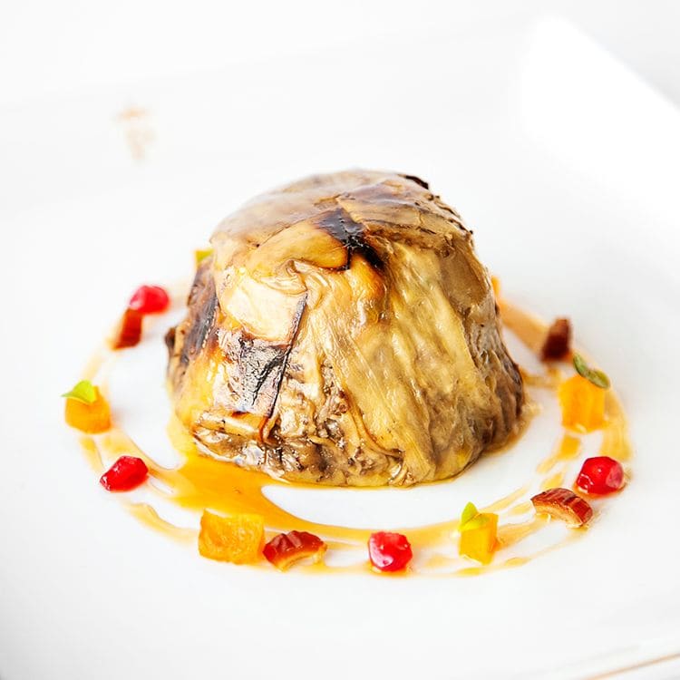 Parador de Toledo con Tacayut o Takaut, pastel de berenjenas con cordero, plato sefardí de la cocina castellana