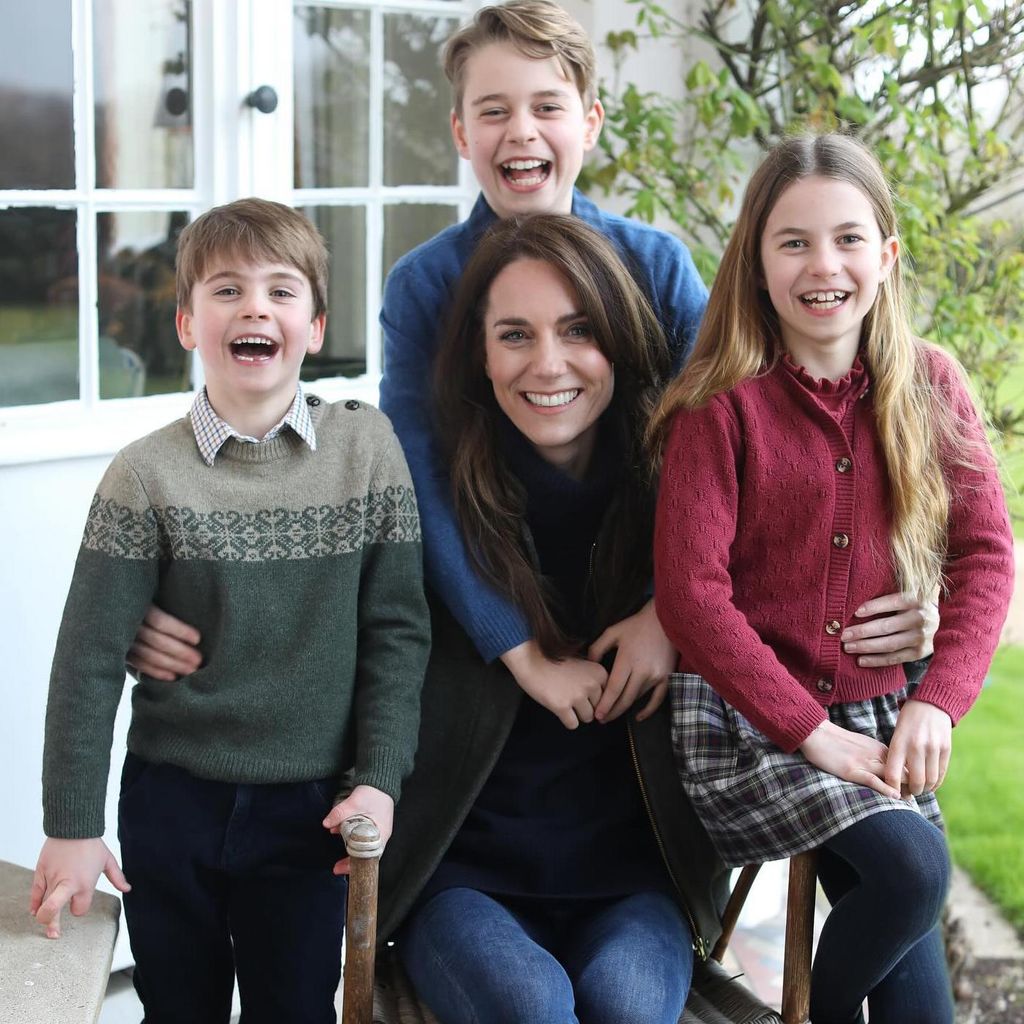 Kate Middleton posa junto a sus tres hijos, los príncipes George, Charlotte y Louis
