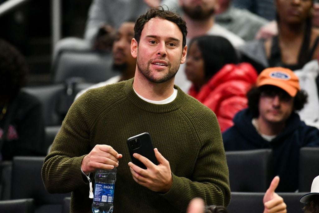 De acuerdo con TMZ, Scooter Braun quedó prendado de la actriz tras coincidir en Venecia