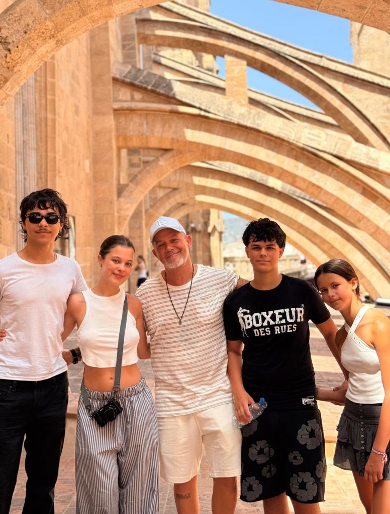 Alejandro Sanz con sus hijos Alexander, Manuela, Dylan y Alma en la Catedral de Palma de Mallorca.