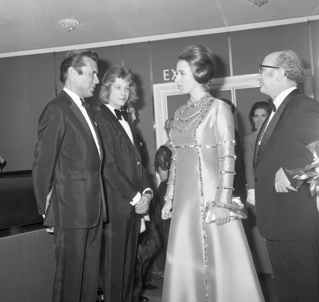 Dirk Bogarde y Bjorn Andresen encuentro con la princesa Ana en el estreno de 'Muerte en Venecia' en Londres