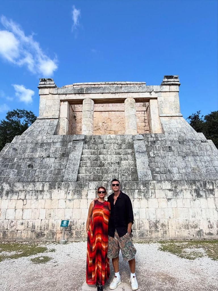 Los padres de Dua Lipa se hicieron fotos en su recorrido por la zona arqueológica.