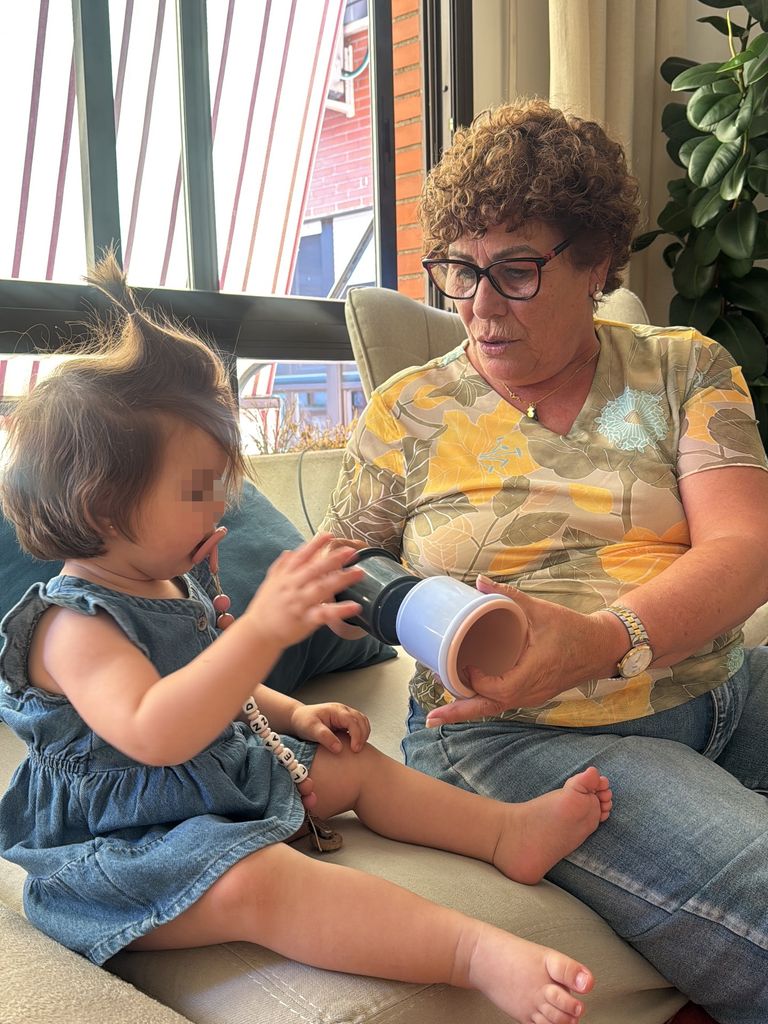 La madre de Verónica Hidalgo jugando con su nieta Leandra