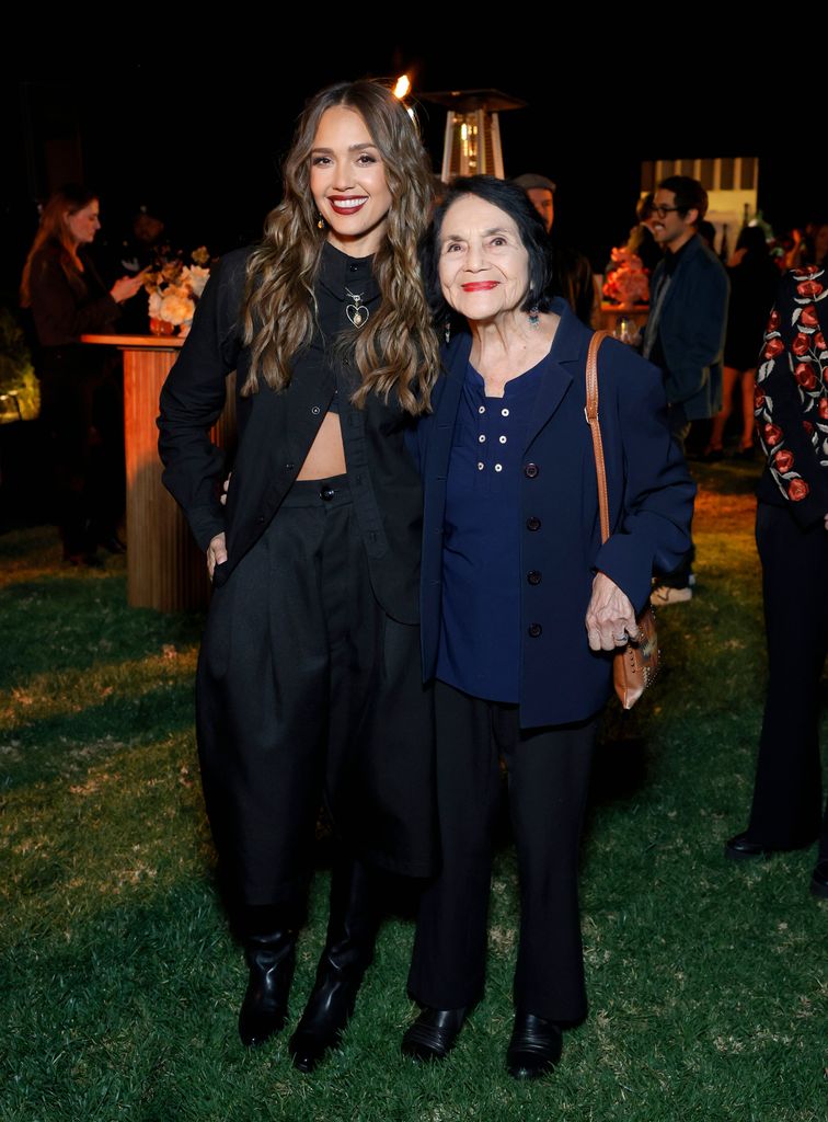 Jessica Alba junto a Dolores Huerta en un evento en Beverly Hills, California, en febrero de 2025.