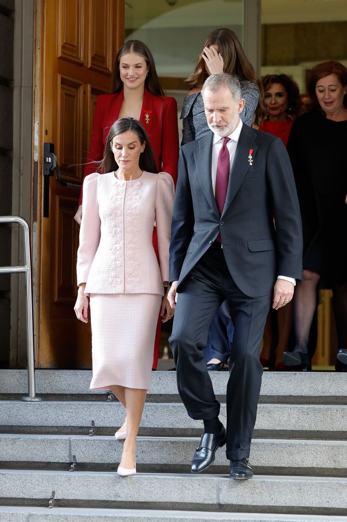 LOS REYES ABANDONAN ENTRE APLAUSOS EL ACTO 50 AÑOS DESPUÉS EN EL CONGRESO