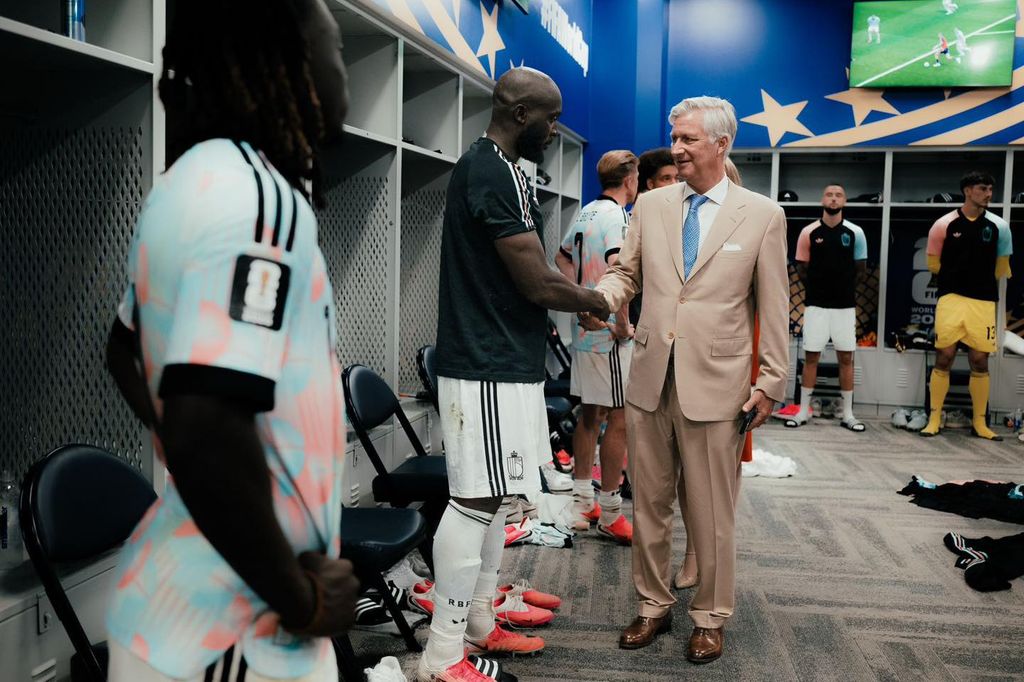 El rey Felipe de Bélgica junto a Lukaku, delantero de los Diablos Rojos