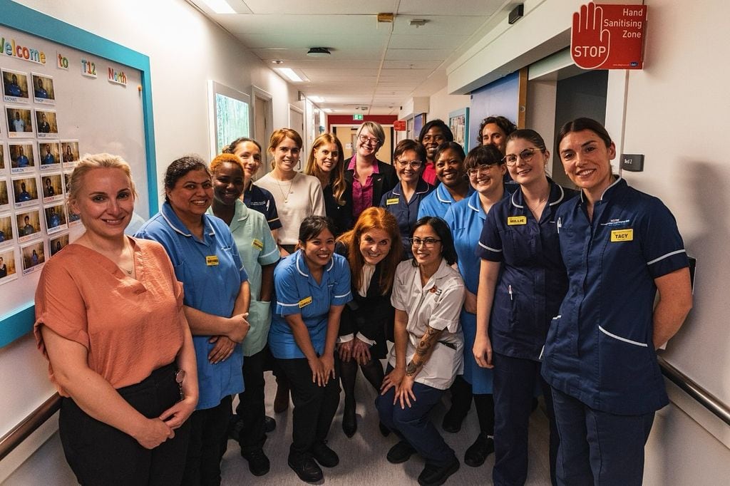 Eugenia de York, Beatriz de York y Sarah Ferguson visitan un centro de cáncer en 2025