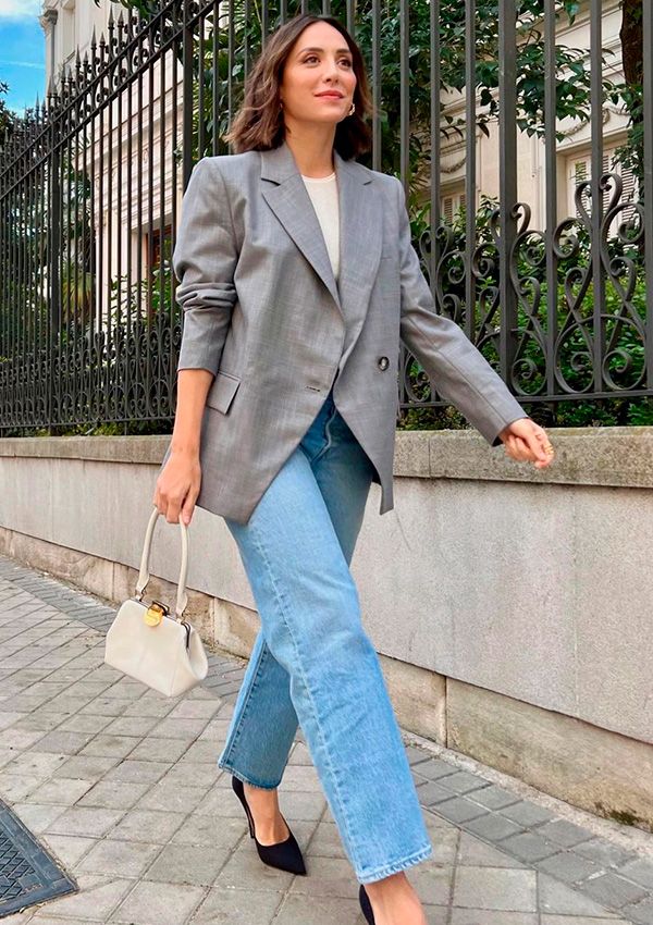 Tamara Falcó con americana gris y look de oficina