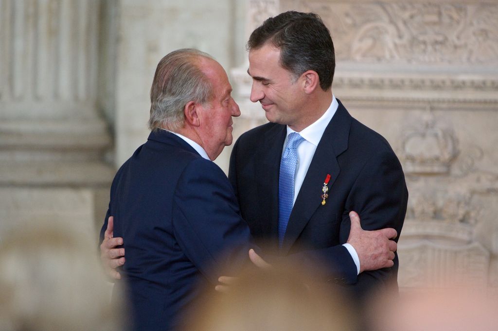 El rey Juan Carlos con su hijo, Felipe VI, el 18 de junio de 2014 cuando abdicó