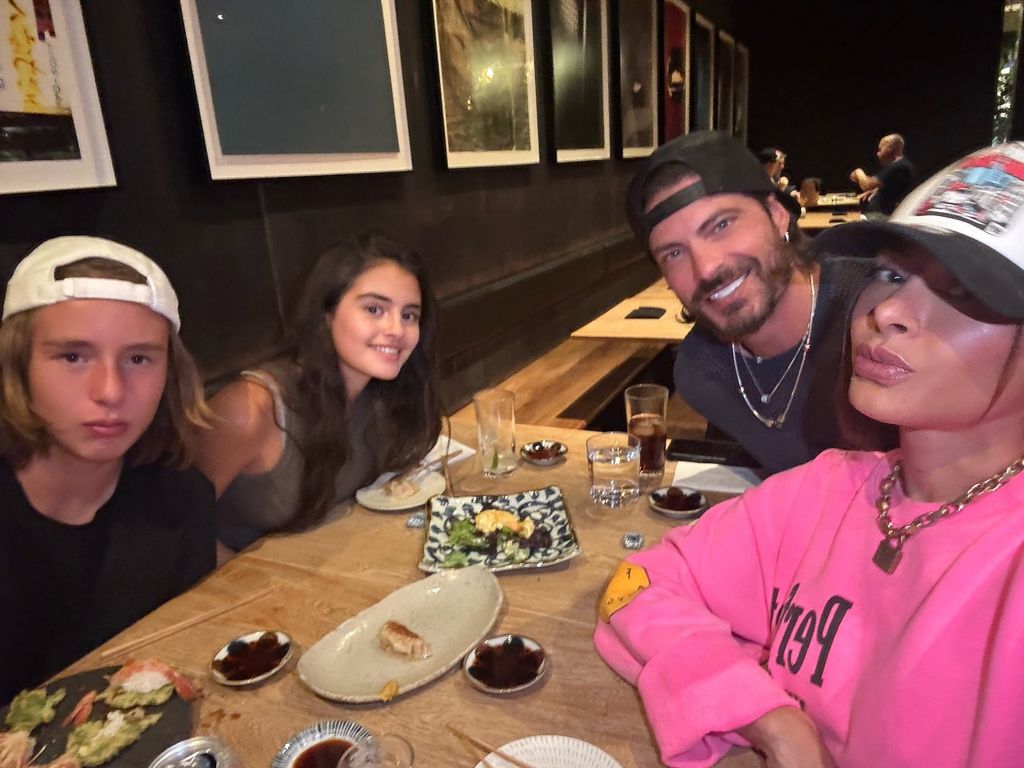 Galilea Montijo con su novio Isaac Moreno, su hijo Mateo y Tania Nicole