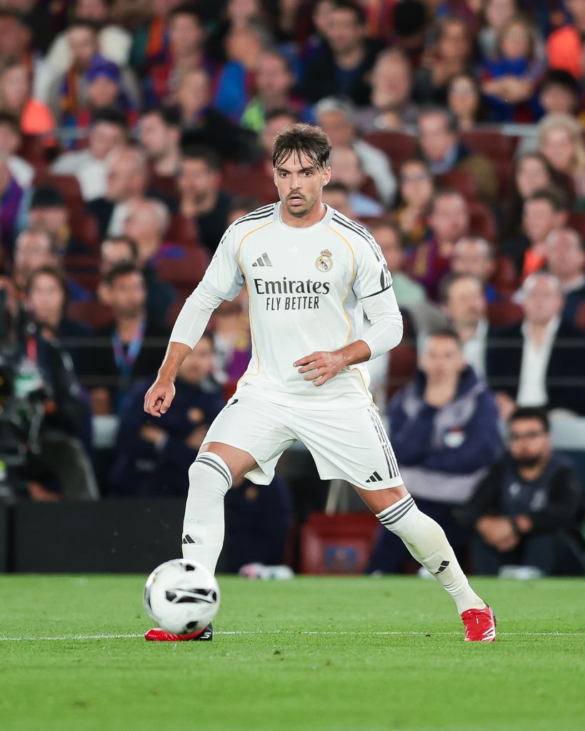 Raúl Asencio jugando con el Real Madrid en el partido frente al FC Barcelona en el Camp Nou el 10 de mayo de 2026