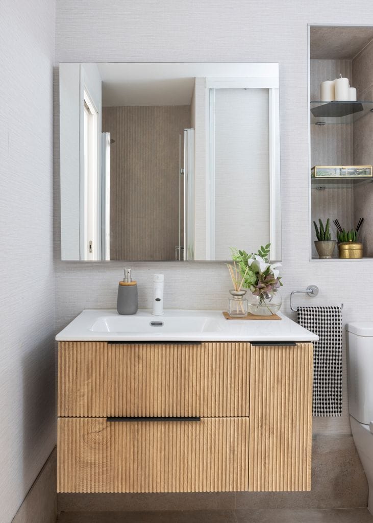 Baño con mueble de lavabo de madera