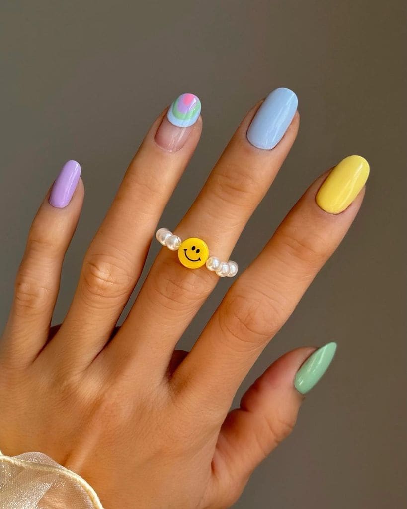 Uñas de gel: colores variados en tonos pastel