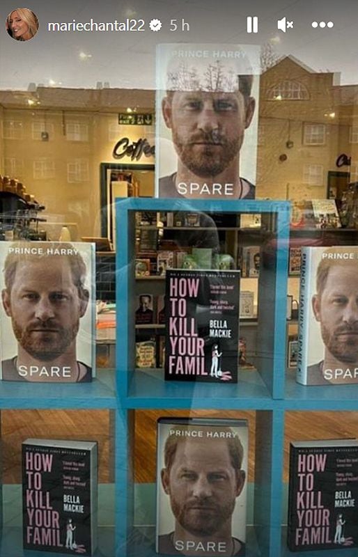 El libro del príncipe Harry en el escaparate de una librería