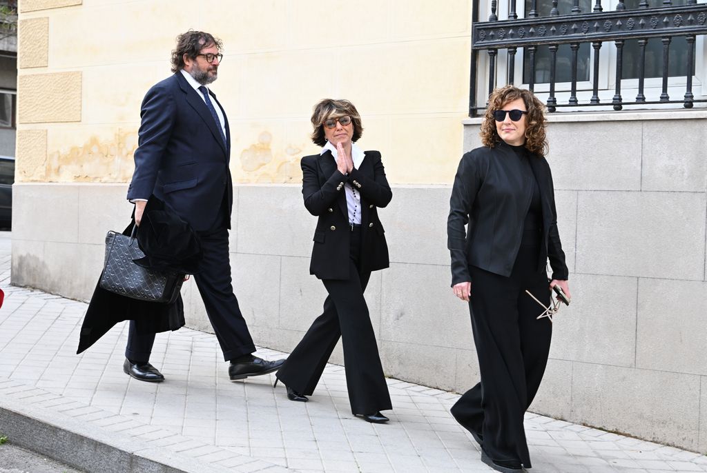 Sonsoles Ónega, acompañada de su pareja, Juan, y su hermana Cristina, a su llegada a la capilla ardiente de su padre, Fernando Ónega