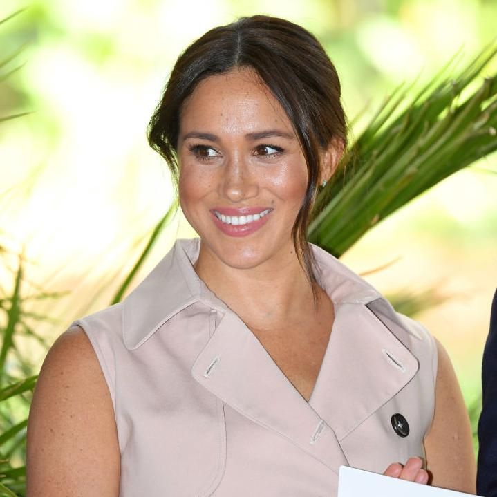 Meghan Markle con maquillaje natural y cabello recogido