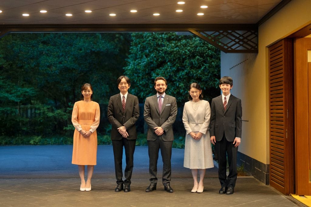 Hussein de Jordani es recibido por Fumihito, príncipe Akishino, heredero al trono imperial japonés, junto a toda su familia, su mujer, la princesa Kiko; su hija mediana, la princesa Kako; y el pequeño de la casa, el principe Hisahito, segundo en la línea sucesoria. Hay que recordar que el matrimonio de herederos también tenía una hija mayor, Mako, que perdió el título y la representación institucional tras su boda con Kei Komuro