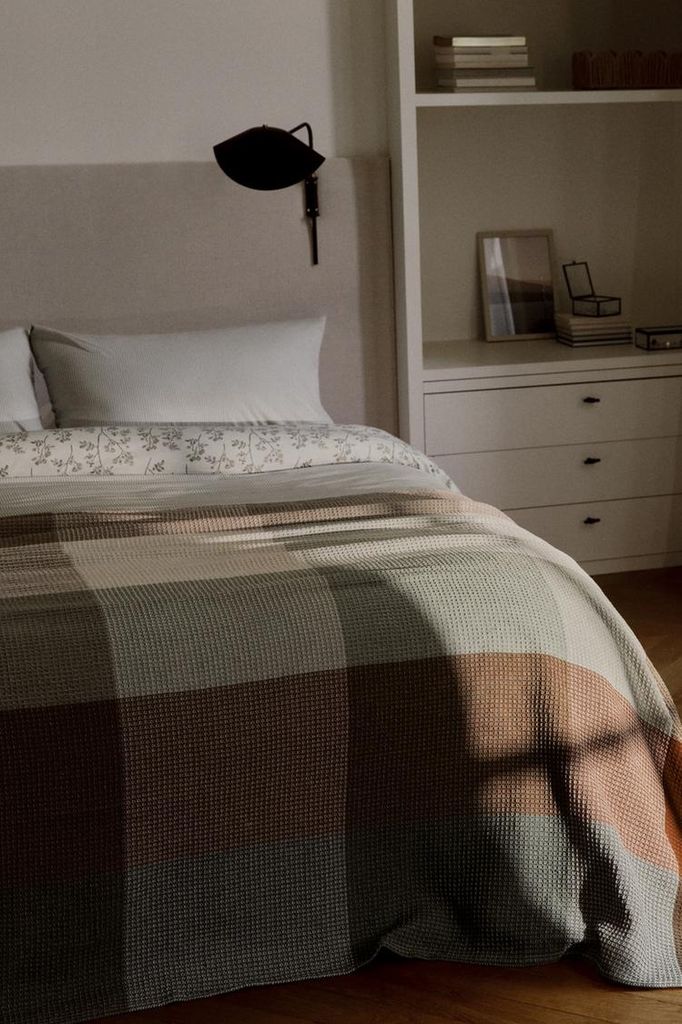 Dormitorio con mueble alto 