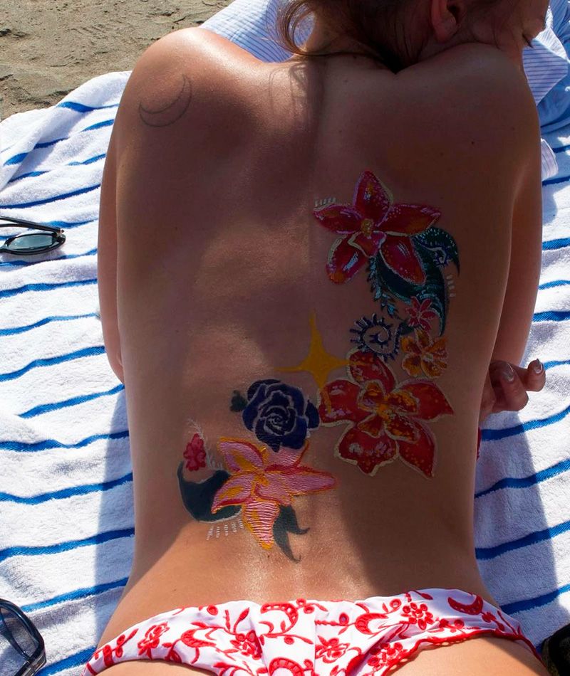 Ester Expósito con un tatuaje de flores en la espalda