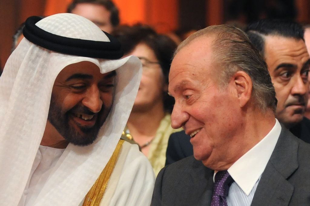 El príncipe heredero de Abu Dabi, el jeque Mohammed bin Zayed Al Nahyan (izq.), conversa con el rey Juan Carlos
