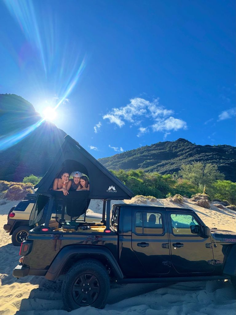 Aislinn, Mauricio y Kailani disfrutaron acampando juntos en la playa.