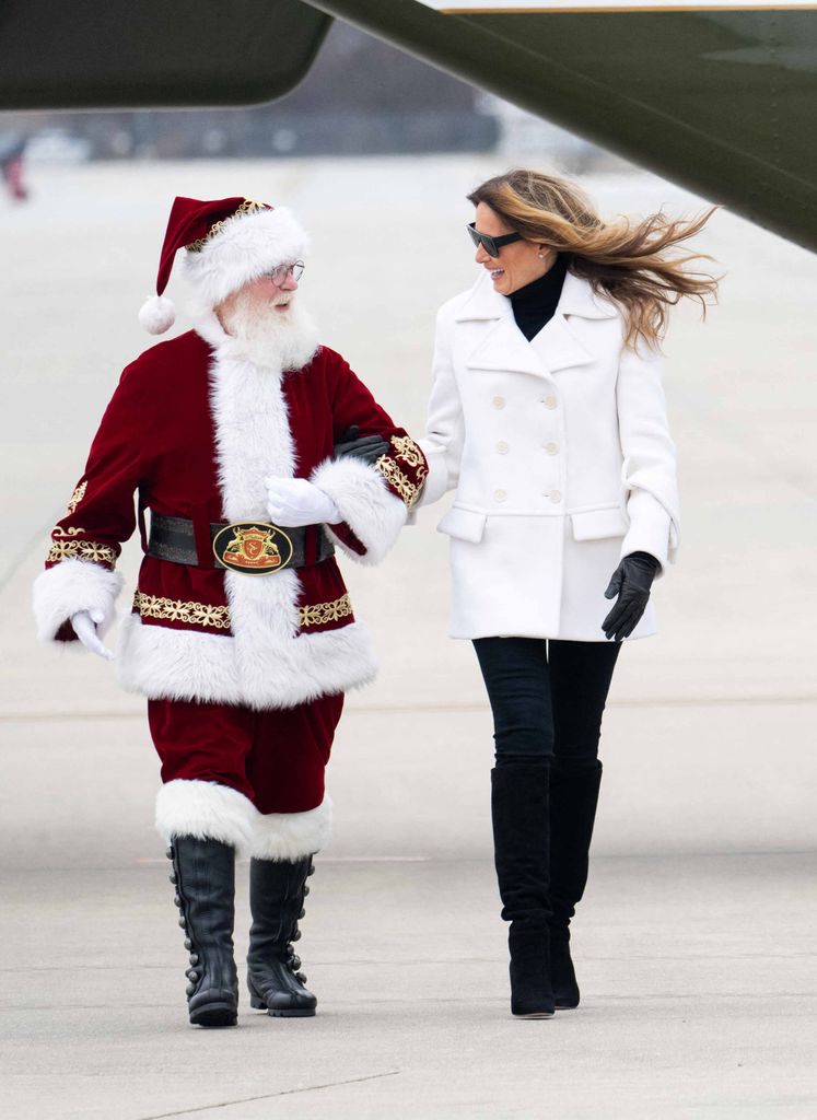 Melania Trump se mostró muy alegre chalando con Santa a su llegada a Quantico.