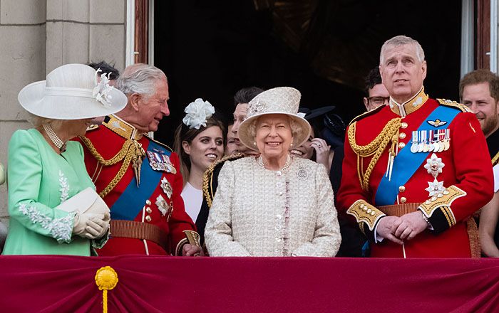 Isabel II rodeada de la Familia Real 