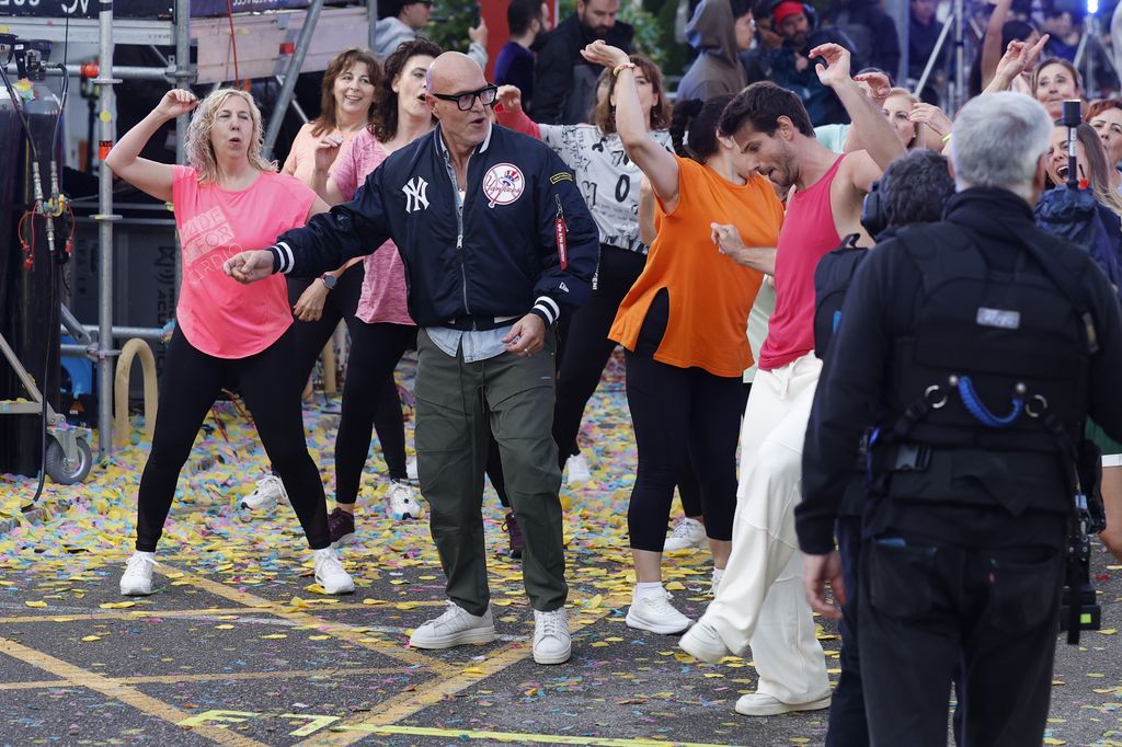Kiko Matamoros bailando en el estreno de 'La familia de la tele'