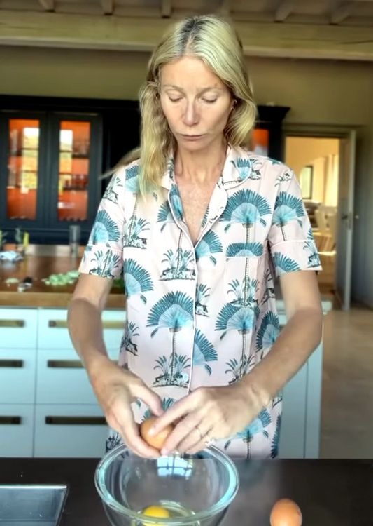 Gwyneth Paltrow, en plena preparación de su tortilla.