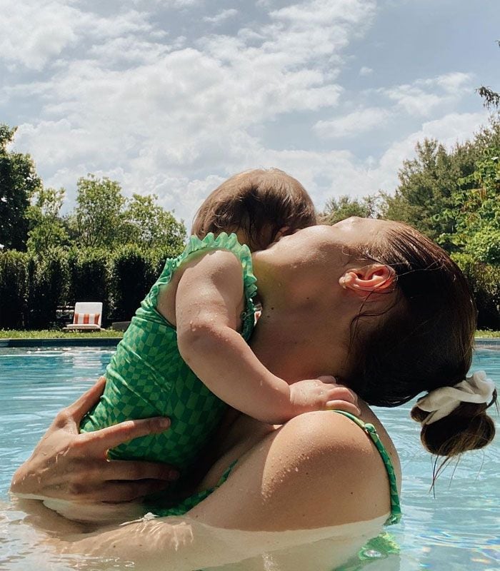 Gigi Hadid y su hija Khai dan la bienvenida al verano en bañadores a juego