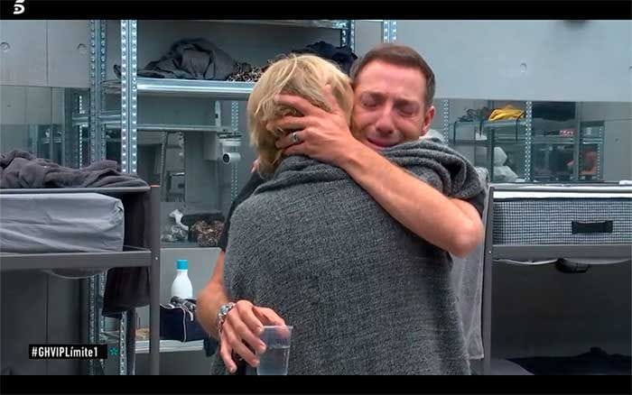Abrazo Mila Ximénez y Antonio David