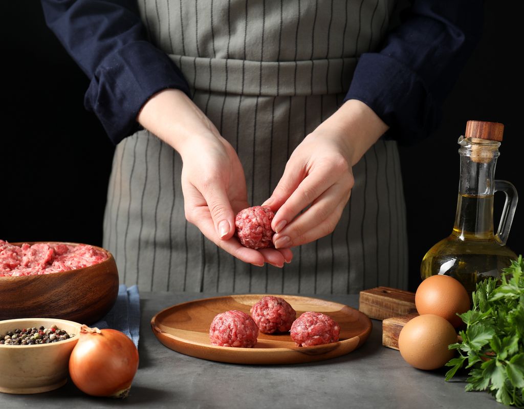 Mezclar carne de ternera y de cerdo ayudar a ganar sabor y jugosidad.