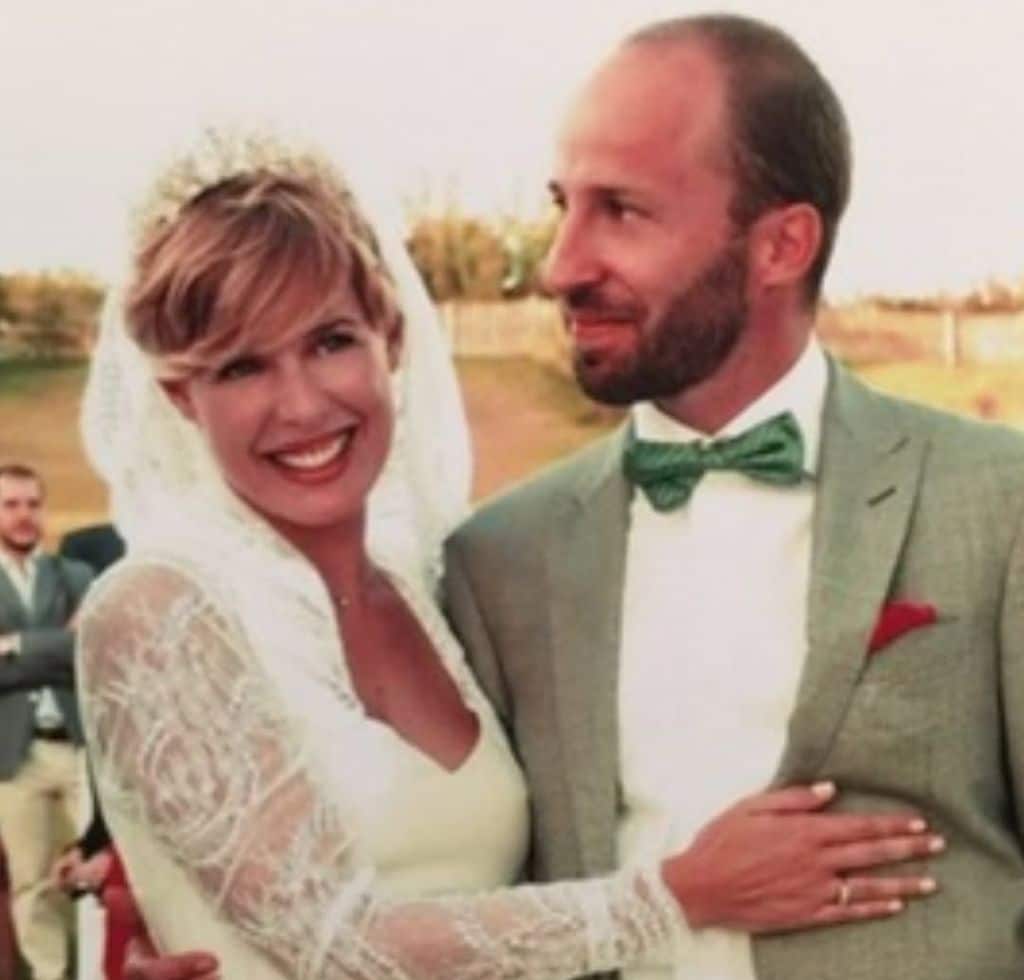 Boda de Tania Llasera. En la imagen junto a un amigo