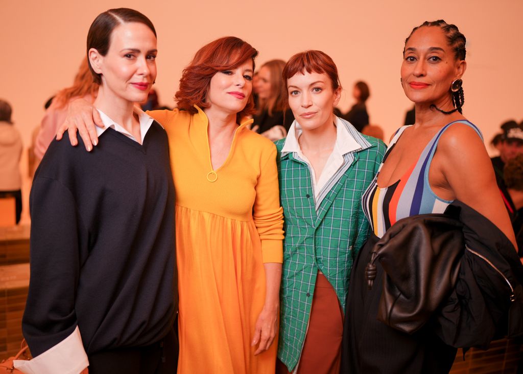 Sarah Paulson, Parker Posey, Britt Lower y Tracee Ellis Ross en la pasarela de Loewe. 