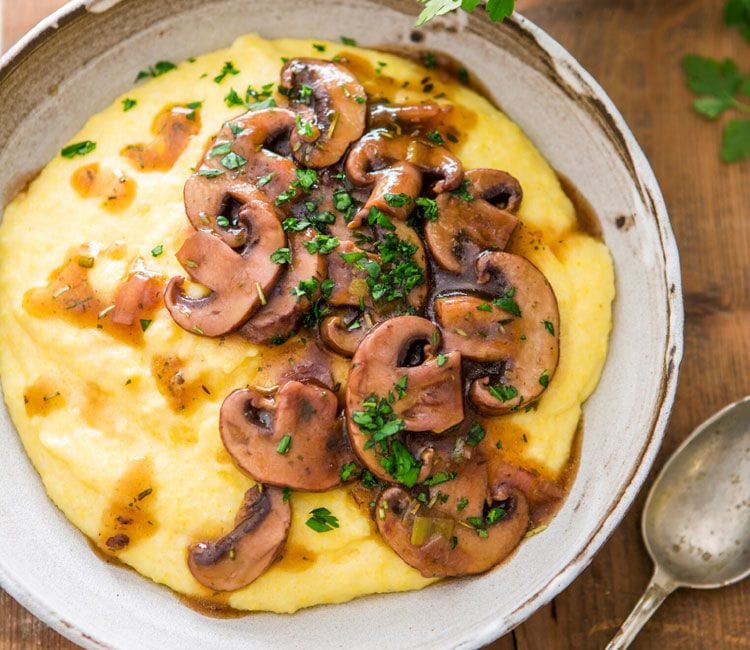 Polenta cremosa con champiñón al vino tinto