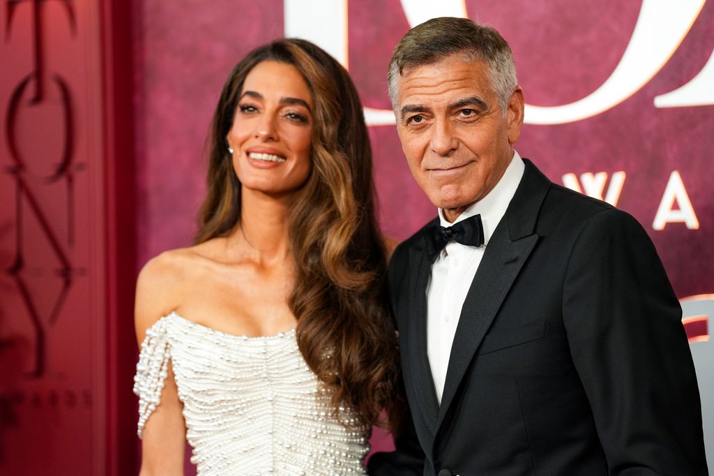 George Clooney con su esposa Amal luce el pelo bicolor en los premios Tony