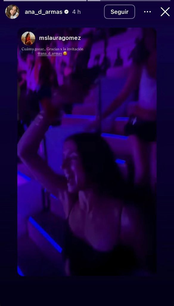 Ana de Armas disfrutando del concierto desde la gradas del Movistar Arena.