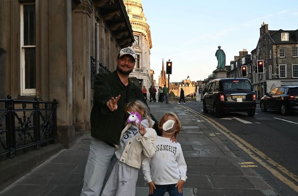 Manuel Carrasco junto a sus hijos