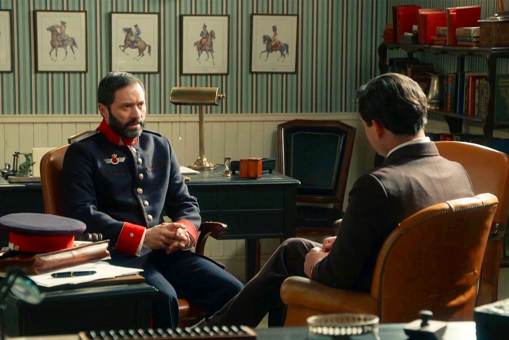 Desde el primer momento el comandante Rivero chocará con Manuel