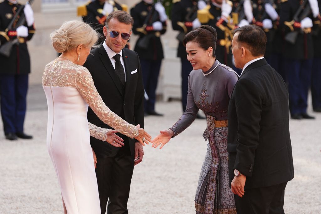 La reina Suthida estrecha la mano de la Primera Dama de Francia
