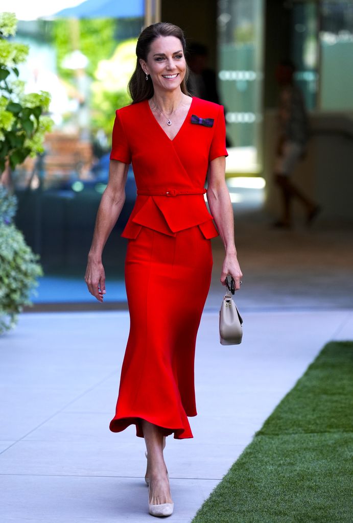 Kate Middleton, princesa de Gales, con vestido rojo en la final femenina de Wimbledon, 2026.