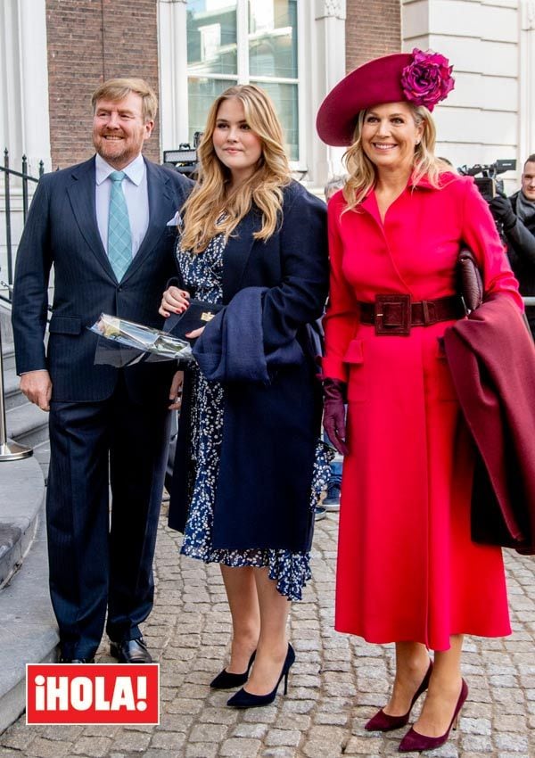 Máxima de Holanda con abrigo rojo