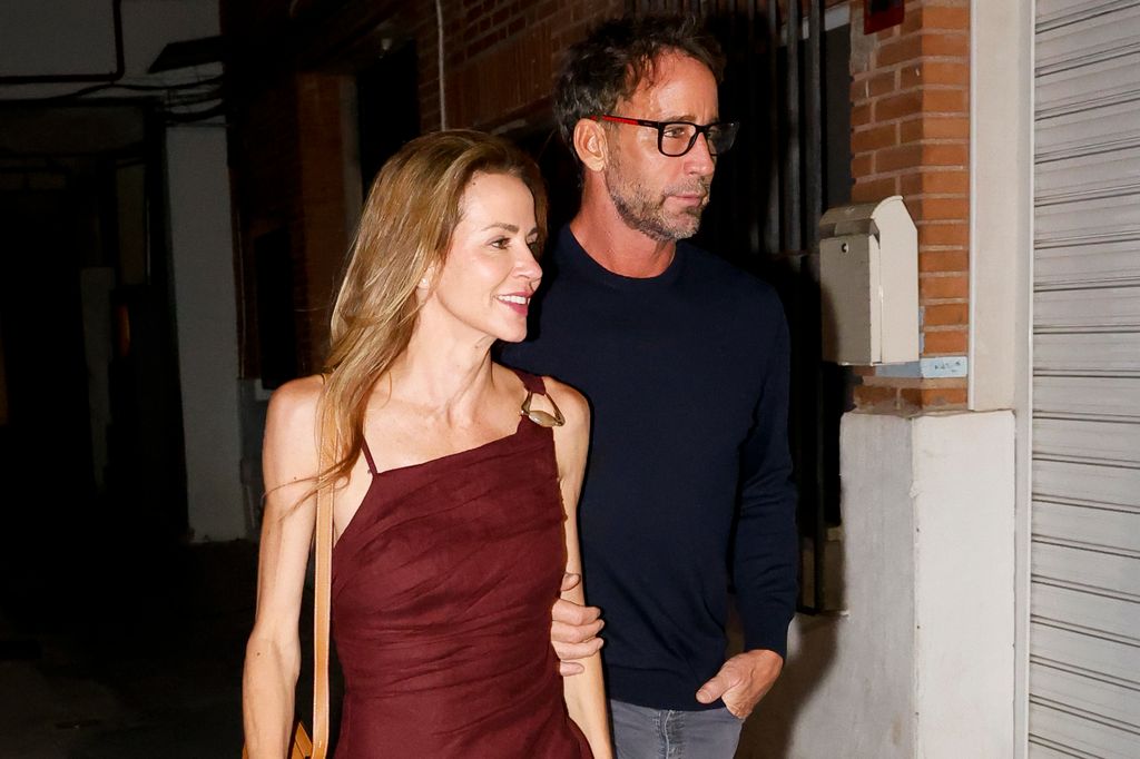 Álvaro Muñoz Escassi podría haber recuperado la ilusión en el amor. El jinete ha reaparecido acompañado de una misteriosa mujer rubia más de un año después de su ruptura con Sheila Casas