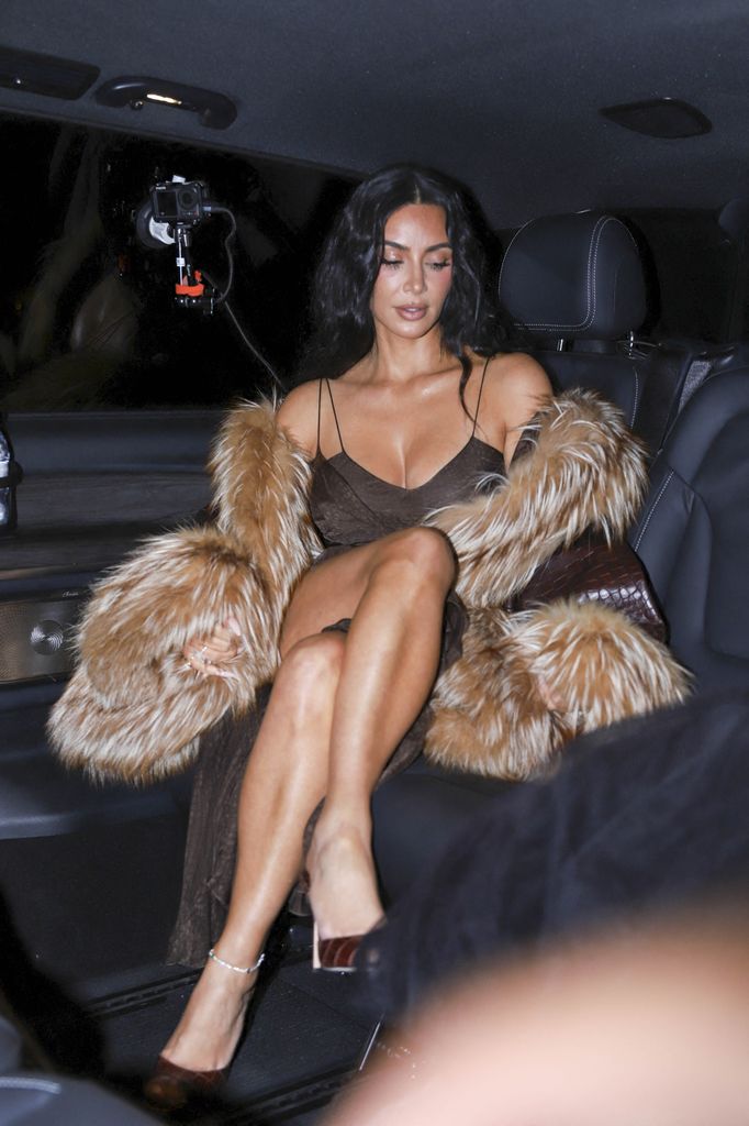 Kim Kardashian saliendo del restaurante Le Voltaire en París 