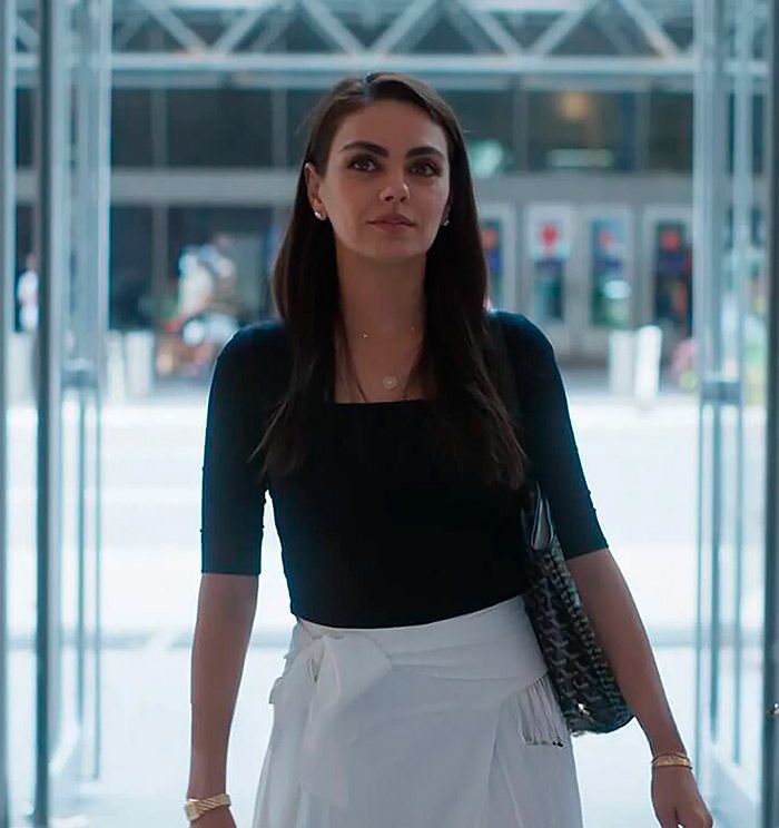 La actriz ucraniana 'Mila Kunis' se pone en la piel de la autora de la novela en la que se basa esta serie, una mujer que sufrió abusos en el instituto y que vivió toda su adolescencia traumatizada por estos hechos