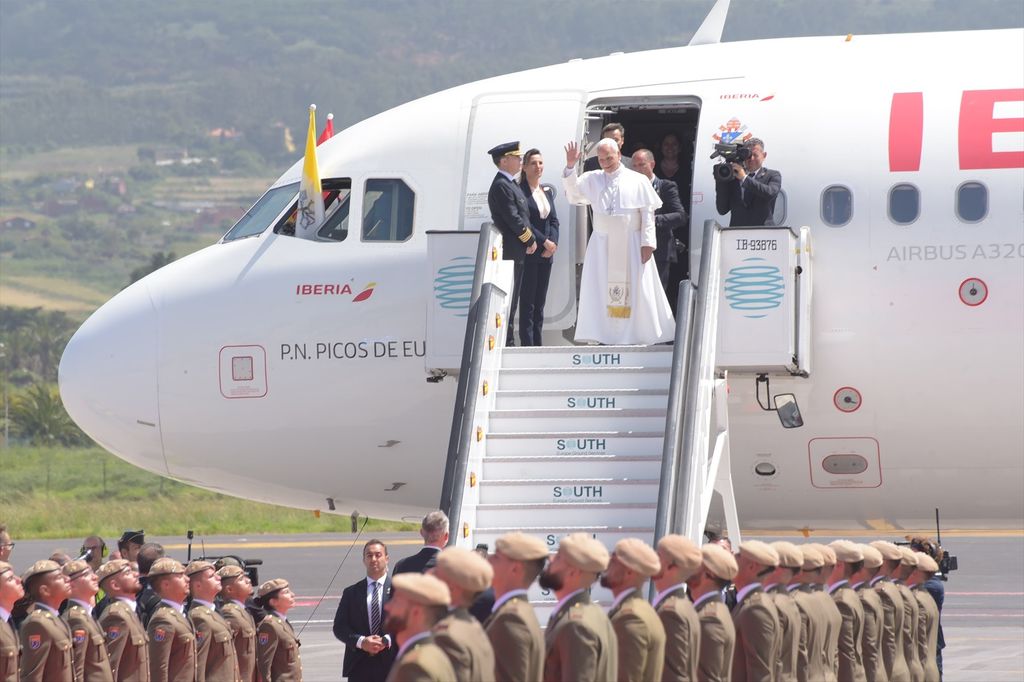 El Papa despidiéndose de todos