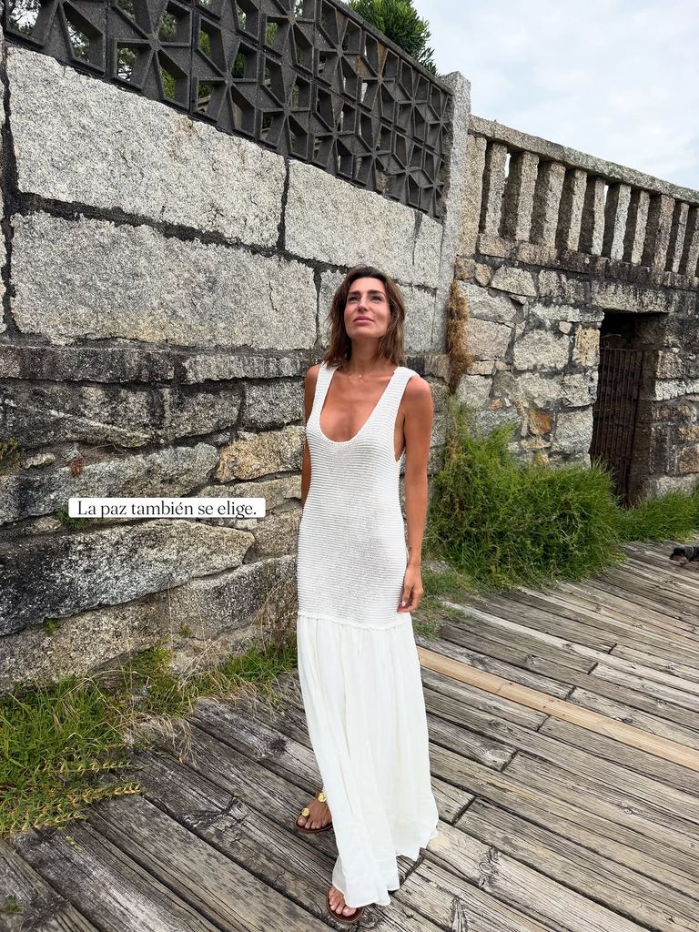 Eugenia Osborne con vestido blanco de lino en sus vacaciones de verano en Galicia, 2026.