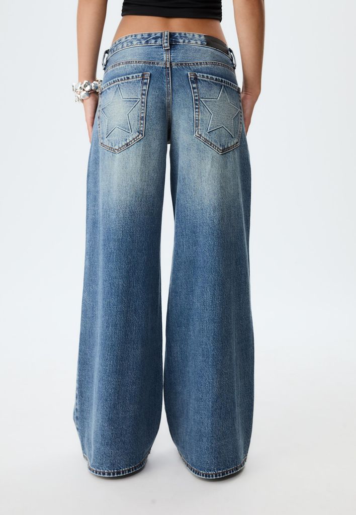 Jeans 'wide leg' con estrellas de Stradivarius (35,99 euros)