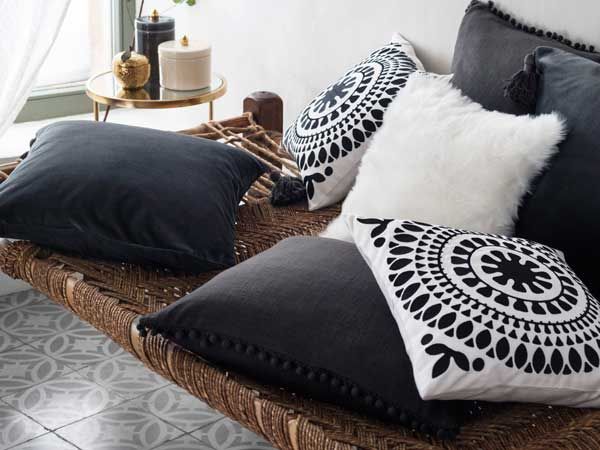 Cojines de suelo, espejos y plantas naturales son tres ingredientes perfectos para recrear este estilo decorativo. De HM Home (hm.com).
